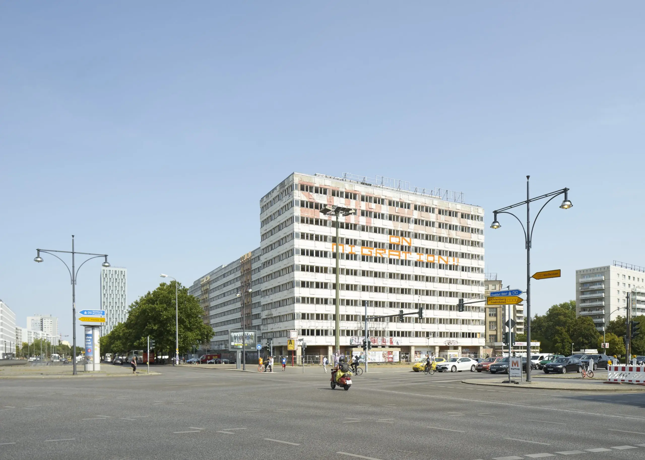 Eine Fotografie vom Haus der Statistik, Außenansicht. Rechte: Haus der Statistik